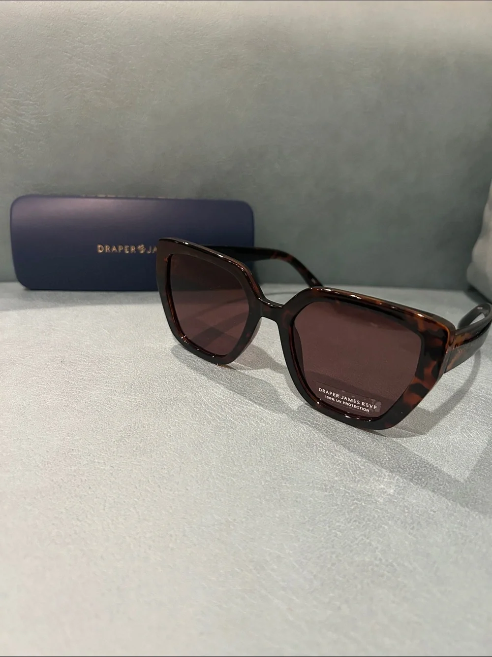 Draper James RSVP DJ9023 sunglasses feature a signature feminine cat-eye frame